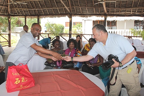 Zawadi kwa Madaktari Ma Diaspora ikiwa ni ukumbusho wa huduma zilizo tolewa